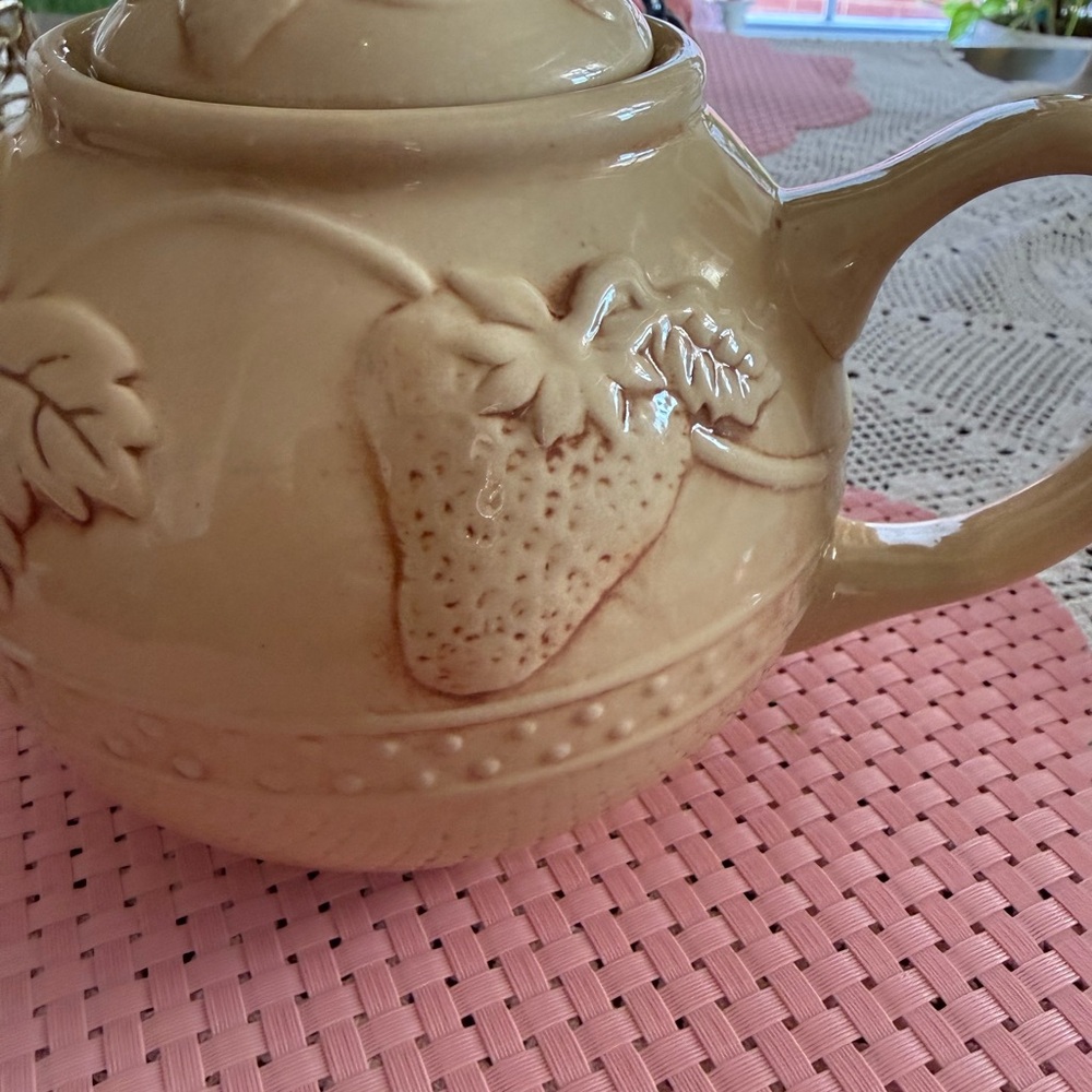 Vintage Strawberry Embossed Ceramic Teapot Pre-Owned Cottagecore - Picture 4 of 9